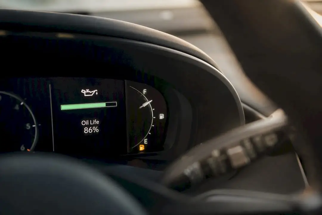 Car dashboard oil life monitoring display